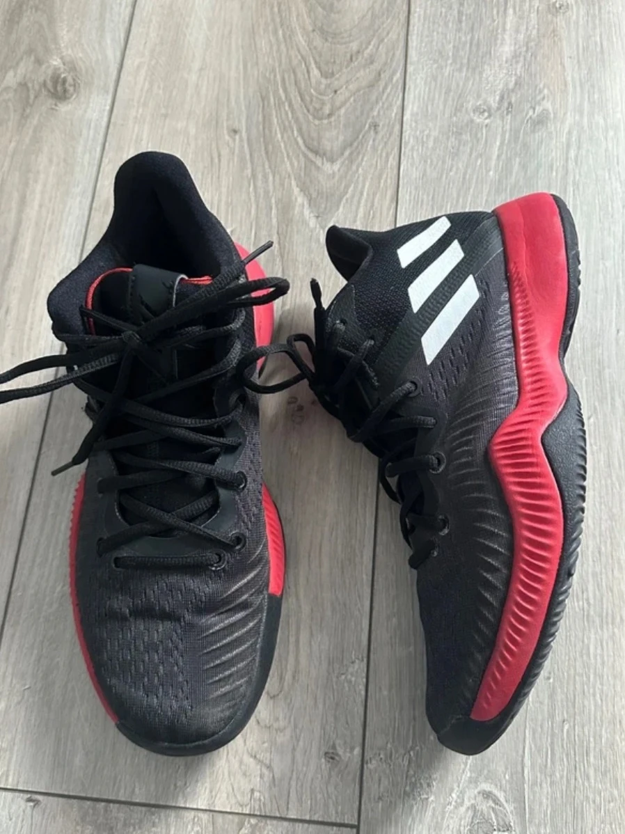 Paire de baskets Adidas noir et rouge, chaussures pour basketball Unisexe, sport